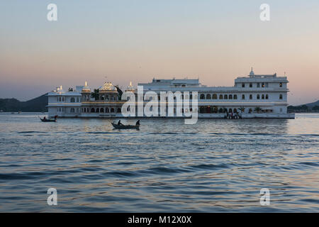 Die atemberaubende Jag Niwas Lake Palace Hotel auf dem Pichola-see, Udaipur, Rajasthan, Indien Stockfoto