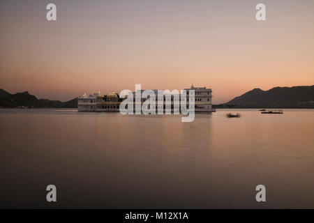 Die atemberaubende Jag Niwas Lake Palace Hotel auf dem Pichola-see, Udaipur, Rajasthan, Indien Stockfoto