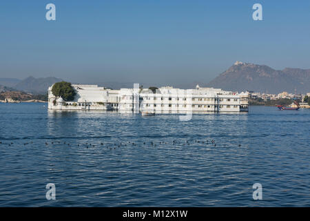 Die atemberaubende Jag Niwas Lake Palace Hotel auf dem Pichola-see, Udaipur, Rajasthan, Indien Stockfoto