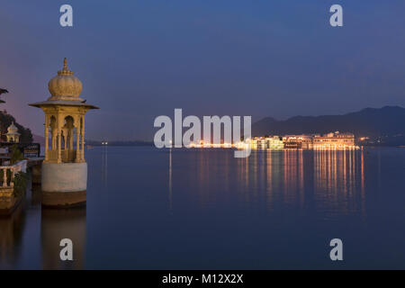 Die Jag Niwas Lake Palace Hotel auf dem Pichola-see bei Nacht, Udaipur, Rajasthan, Indien Stockfoto