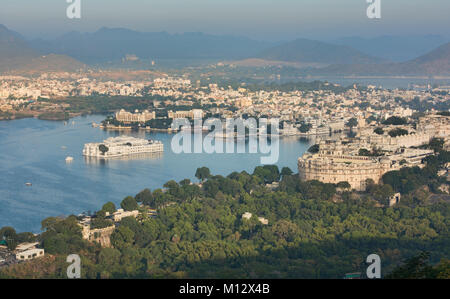 Blick auf Schloss und See Palast auf See Pichola, Udaipur, Rajasthan, Indien Stockfoto