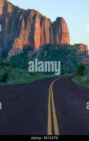 Autobahn in Kolob Canyons, Zion National Park bei Sonnenuntergang. Stockfoto