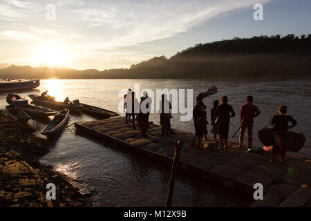 Rivercrossing in einem kleinen Boot auf dem Mekong Fluss in Luang Prabang, Laos II. Stockfoto