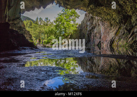 Rydal Höhle - aus dem Inneren der Rydal Höhle im Nationalpark in der Nähe von Lake Grasmere befindet, in Großbritannien Lake District Stockfoto