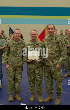 20180122-A-XD 724-022 - Staff Sgt. Nicholas Davis, C Akku, 1.BATAILLON, 320 Field Artillery Regiment, 101St Airborne Division (Air Assault) Artillerie abgebildet ist mit Generalmajor Andrew Poppas, 101 Abn. Div. (AASLT) kommandierende General (rechts) und den Befehl Sgt. Maj. Todd Sims, 101 Abn. Div. (Air Assault) ältere Soldaten Führer, nach Erhalt des Soldaten Medaille bei einem Fort Campbell Zeremonie, 31.01.22. Davis, ein Ellijay, Georgien, native, erhielt die Auszeichnung für seinen Heldenmut und für seine Taten zwei Personen aus einem brennenden Fahrzeug, 9. Juni 2017 zu speichern. Stockfoto