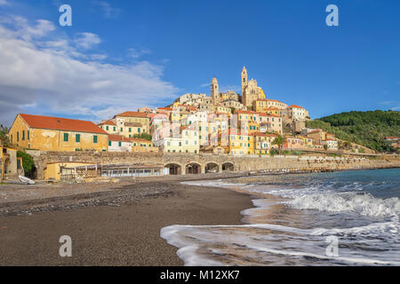 Anzeigen von Cervo Stadt vom Strand, Provinz Imperia, Ligurien, Italien Stockfoto