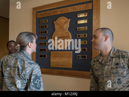 Chief Master Sgt. Theresa 1880, 2 Bomb Wing command Chief, liest die Namen auf den 2. Security Forces Squadron Mauer der Erinnerung nach der Enthüllung in Barksdale Air Force Base, La., Jan. 22, 2018. Die Zeremonie wurde auf der 12. Jahrestag der Verlust von Staff Sgt. Brian McElroy und Tech. Sgt. Jason Norton, die ihr Leben zu einer improvisierten explosiven Gerät verloren. (U.S. Air Force Stockfoto