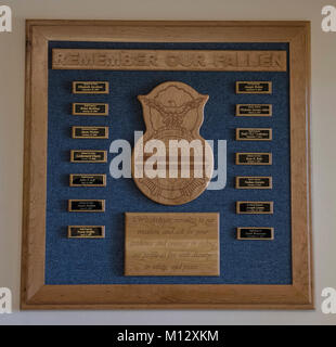 Die 2 Security Forces Squadron Memorial Wand hängt in der vorderen Lobby des Geschwaders nach der Enthüllung in Barksdale Air Force Base, La., Jan. 22, 2018. Diese Mauer ist das erste Denkmal für die gefallenen Verteidiger auf der 2 SFS Gebäude. (U.S. Air Force Stockfoto