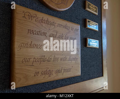 Die 2 Security Forces Squadron Memorial Wand hängt nach einer enthüllungsfeier in Barksdale Air Force Base, La., Jan. 22, 2018. Die Wand hängt im Speicher von 14 Verteidiger, die ihre Leben während Kampfsituationen verloren haben. (U.S. Air Force Stockfoto