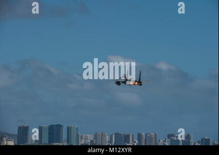 Us Air Force F-15 Eagle von 144 California Air National Guard Fighter Wing nimmt Flug über die Stadt Honolulu während Sentry Aloha 08-07 Jan. 22, 2018 Joint Base Pearl Harbor-Hickam, Hawaii. Sentry Aloha bietet die Air National Guard, der U.S. Air Force und DoD Amtskollegen eine facettenreiche, gemeinsamen Schauplatz mit Unterstützung der Infrastruktur und Personal, berücksichtigt aktuelle, realistische integrierte Ausbildung. (Air National Guard Stockfoto