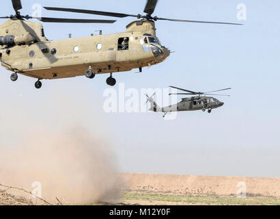 Ein UH-60M Black Hawk Hubschrauber, rechts, und einem CH-47 Chinook Hubschrauber, beide vom 2. Allgemeine Unterstützung Aviation Battalion, 149 Aviation Regiment Task Force Rough Riders, Land im August vor dem Einsetzen der Fallschirmjäger ab 2. Brigade Combat Team, 82nd Airborne Division, während eine Antenne Response Force Übung im Camp Taji militärische Komplex im Irak. Es ist im besten Interesse der Regierung eine Aviation mission Systemarchitektur, die geteilt werden die Fähigkeiten zu entwickeln. (U.S. Armee Stockfoto