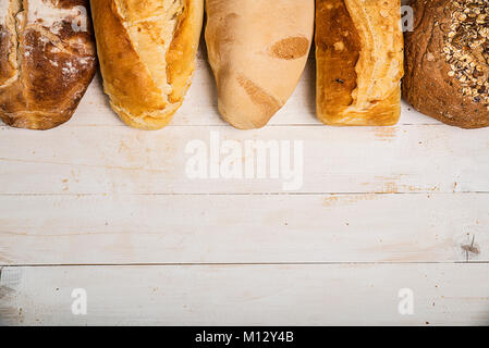 Verschiedene Arten von Brot auf weiße Holztisch Stockfoto