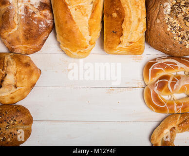 Verschiedene Arten von Brot auf weiße Holztisch Stockfoto