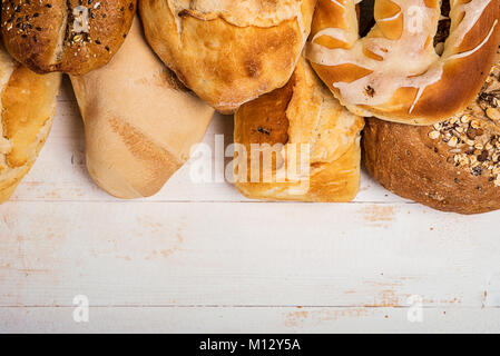Verschiedene Arten von Brot auf weiße Holztisch Stockfoto