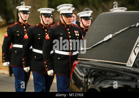 Marine Corps Körper Träger, Bravo Company, Marine Barracks Washington D.C., Vorbereiten zum Master Sgt. Catherine G. Murray, ret., ihre letzte Ruhestätte während einer Beerdigung auf dem Arlington National Cemetery, Arlington, Va., Jan. 23, 2018. Murray war der erste Soldat weiblichen Marine aus dem aktiven Dienst in den Ruhestand nach Damen und Herren, seit fast 20 Jahren. Sie trug in den Jahren 1943 und ersten serviert, die ihr Land als Motor transport Marine während des Zweiten Weltkrieges. (Offizielle US Marine Corps Stockfoto