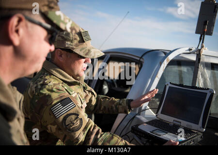 Tech Sgt. Matthäus Coutts, der 332 d Expeditionary Sicherheitskräfte Geschwader zugewiesen ist, zeigt nur die Fähigkeiten von der Rabe B Digital Data Link drone für Brig. Gen. Kyle Robinson, 332 d Air Expeditionary Wing Commander, Jan. 24, 2018 in Südwestasien. Die 332 d ESFS der Rabe B verwendet Aktivität auf die Installation von Umfang zu überwachen. (U.S. Air Force Stockfoto