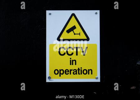 CCTV in Operation Zeichen auf schwarzem Metall Tür Stockfoto