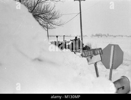Ein Ohio National Guard Soldat verwendet Heavy Engineer Ausrüstung räumen Schnee von eine Straße entlang North Dixie Highway nördlich von Bowling Green, Ohio während der Zustand aktiv verpflichtet, Maßnahmen zur Unterstützung der "Blizzard von "78". Die Ohio National Guard spielte eine wesentliche Rolle bei der Wiederherstellung der Roßkastanie-Zustand. (Ohio Army National Guard historische Sammlungen) Stockfoto