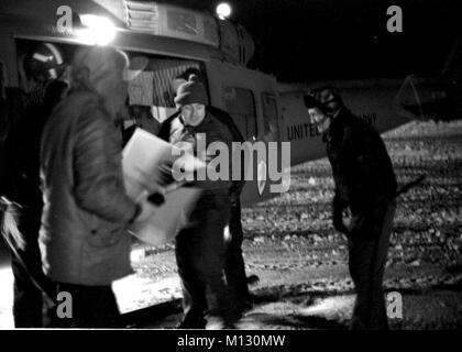 Ohio National Guard Soldaten Lieferungen von einem UH-1 Iroquois "Huey" Hubschrauber Entladen während der Zustand aktiv verpflichtet, Maßnahmen zur Unterstützung der "Blizzard der "78." Der Ohio National Guard eine integrale Rolle bei der Wiederherstellung der Buckeye State gespielt. (Ohio Army National Guard historische Sammlungen) Stockfoto