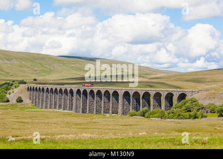 Ribblehead-Viadukt oder Batty Moss Viadukt trägt der Settle-Carlisle Railway über Batty Moos im Tal der Fluss Ribble bei Ribblehead, in Stockfoto