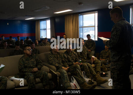 Marines mit Combat Logistik Bataillon 31, 31 Marine Expeditionary Unit, Review test Material während Lance Corporal Seminar in Camp Hansen, Okinawa, Japan, Jan. 25, 2017. Lance Corporal Seminar ist eine professionelle militärische Ausbildung Programm, entworfen, um auf Peer geführte Diskussion geführt durch Unteroffiziere, Ethik gelehrt, während Sie für die Ausbildung von Rekruten wurden zu verstärken. Wie das Marine Corps' nur kontinuierlich vorwärts - bereitgestellt MEU, den 31 MEU bietet eine flexible Kraft bereit, eine breite Palette von militärischen Operationen auszuführen. (U.S. Marine Corps Stockfoto