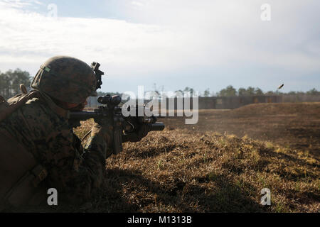 Ein Marine mit 2. Light Armored Reconnaissance Battalion, 2nd Marine Division engagiert sich Ziele beim scout Training in Camp Lejeune, N.C., Jan. 21, 2018. Scout Marines durchgeführt Feuer und Manöver Taktik insgesamt mit Zusammenhalt und die Fähigkeit, als vorwärts Aufklärung zur Unterstützung der Leichte gepanzerte Fahrzeuge zu betreiben zu verbessern. (U.S. Marine Corps Foto von Lance Cpl. Leynard Kyle Plazo) Stockfoto