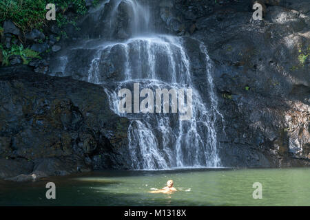 Baden im Wasserfall Tamarind Wasserfälle oder Les 7 Kaskaden bei Henrietta, Mauritius, Afrika | Schwimmen im Tamarind fällt oder Les 7 Kaskaden, Henrietta, M Stockfoto