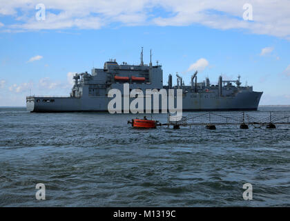 Die Military Sealift Command Dry Cargo und Munition ship USNS William McLean (T-AKE 12) fährt Naval Station Norfolk (NSN). William McLean zog NSN seinen Einsatz zur Unterstuetzung der US Naval zu beginnen und die alliierten Streitkräfte, die in den USA 6 Flotte Bereich der Operationen. (U.S. Marine Foto von Bill Mesta/Freigegeben) Stockfoto