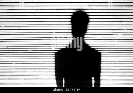 Anonyme Person Porträt Silhouette in Schwarz und Weiß auf gemusterten Hintergrund. Stockfoto
