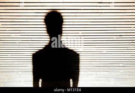 Anonyme Person Porträt Silhouette in Schwarz und Weiß auf gemusterten Hintergrund. Stockfoto