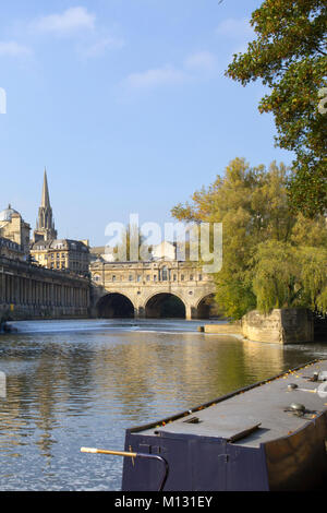 Blick entlang der Fluss Avon zur berühmten Pulteney-brücke, Badewanne, Großbritannien Stockfoto