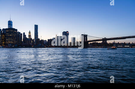 New York, USA - Juni 7, 2014: Nacht Blick auf die Brooklyn Bridge und Manhattan in New York Stockfoto