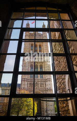 Die Victoria Tower am süd-westlichen Ende des Palace of Westminster als durch die mittelalterlichen Fenster der Jewel Tower, Westminster, Zentrale gesehen ein