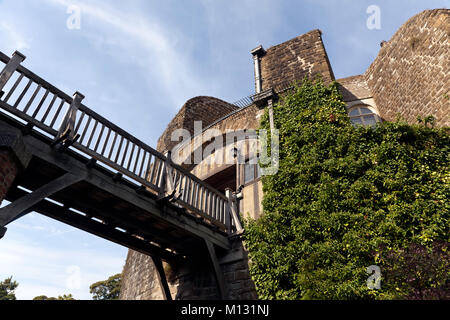 Blick vom Graben suchen an der hölzernen Brücke an der Rückseite des Walmer Castle Stockfoto