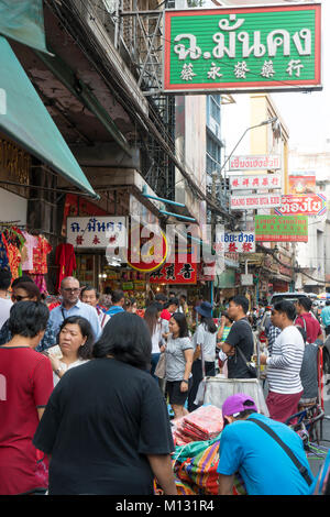 Der Verkehr auf den Straßen in Chinatown in Bangkok, Thailand Stockfoto