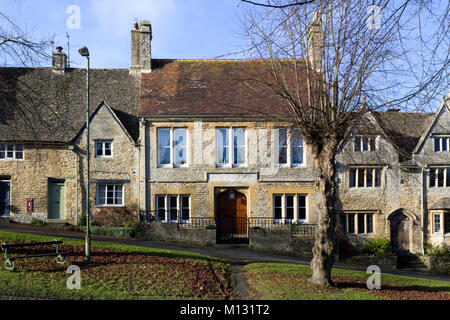 Kühlen winter Sonnenschein auf die malerischen Häuser, die die Hügel in Burford, Cotswolds, Oxfordshire, England, UK Line Stockfoto