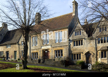 Kühlen winter Sonnenschein auf die malerischen Häuser, die die Hügel in Burford, Cotswolds, Oxfordshire, England, UK Line Stockfoto