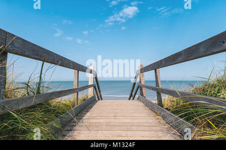 Blick auf die Ostsee mit Dünen und blauer Himmel von einer hölzernen Pfad zum Meer im Sommer. Stockfoto