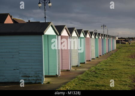 Pastellfarbenen Strand Hütten im frühen Morgenlicht, EASTNEY, Portsmouth, UK. Stockfoto