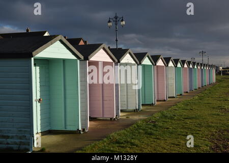 Pastellfarbenen Strand Hütten im frühen Morgenlicht, EASTNEY, Portsmouth, UK. Stockfoto