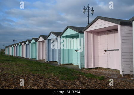 Pastellfarbenen Strand Hütten im frühen Morgenlicht, EASTNEY, Portsmouth, UK. Stockfoto