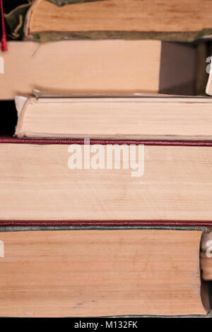 Ein Stapel alter Bücher übereinander gestapelt Stockfoto