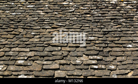 Alte Stein Dachziegel mit Flechten und Moose Hintergrund Textur abgedeckt Stockfoto