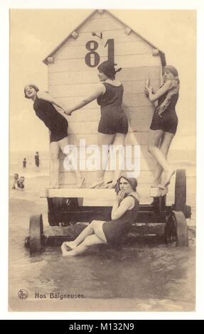 Edwardianische Postkarte mit dem Titel 'Nos Baigneuses' - eine Gruppe von Damen in Badekleidung posiert auf einer traditionellen Badehütte, aus Ostende, Belgien, ca. 1907 Retro-Strandfoto Stockfoto