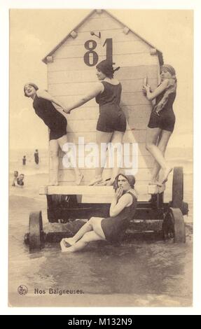 Edwardianische Postkarte mit dem Titel 'Nos Baigneuses' - eine Gruppe von Damen in Badekleidung posiert auf einer traditionellen Badehütte (Bademaschine) aus Ostende, Belgien, ca. 1907 Retro-Strandfoto Stockfoto