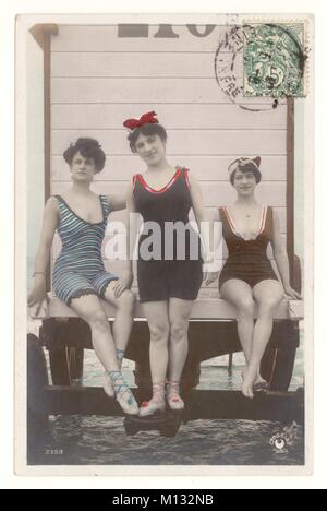 Edwardianische getönte Postkarte von Badenden auf einer Badehütte, abgeschickt aus Dieppe, N. France, ca. 1907 Retro Beach Fotopostkarte. Stockfoto