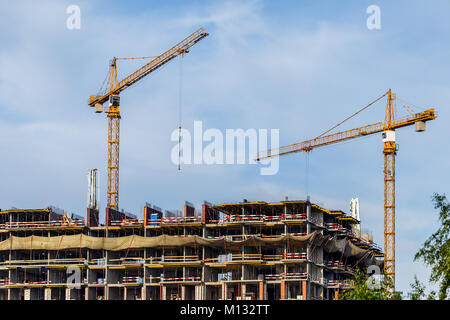 Crains auf der Baustelle der Gebäude. Bau Hintergrund Stockfoto