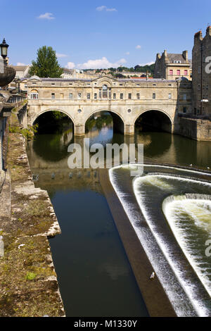 Historische Pulteney Bridge über den Fluss Avon, Bath, VK Stockfoto