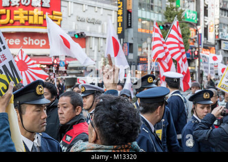 Protest gegen den japanischen Nationalisten marschieren durch Shinjuku, Tokio, Japan Stockfoto