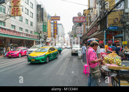 Der Verkehr auf den Straßen in Chinatown in Bangkok, Thailand Stockfoto